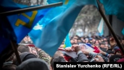 Мітинг під стінами кримського парламенту в Сімферополі на підтримку територіальної цілісності України. Крим, 26 лютого 2016 року