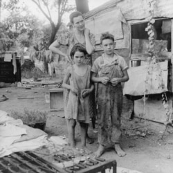 Жінка і її діти, які живуть у злиднях, в Оклахомі в 1936 році