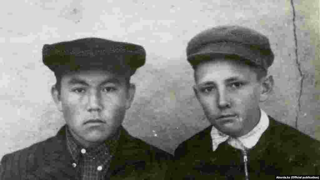 У радянському школяреві в &laquo;кепці-аеродромі&raquo; простежуються риси майбутнього президента Казахстану Нурсултана Назарбаєва (зліва). Фото зроблене в 1950-і роки