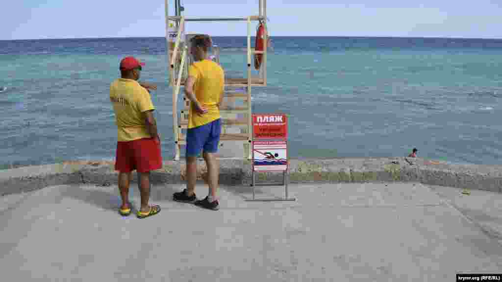 На пляжі встановлена роздягальня. Відразу ж за нею обладнаний безкоштовний душ. Однак туалету немає, шукати його необхідно на сусідніх пляжах. За ситуацією на пляжі стежать двоє рятувальників, поруч з якими встановлено табличку &laquo;Пляж не функціонує. Купатися заборонено&raquo;