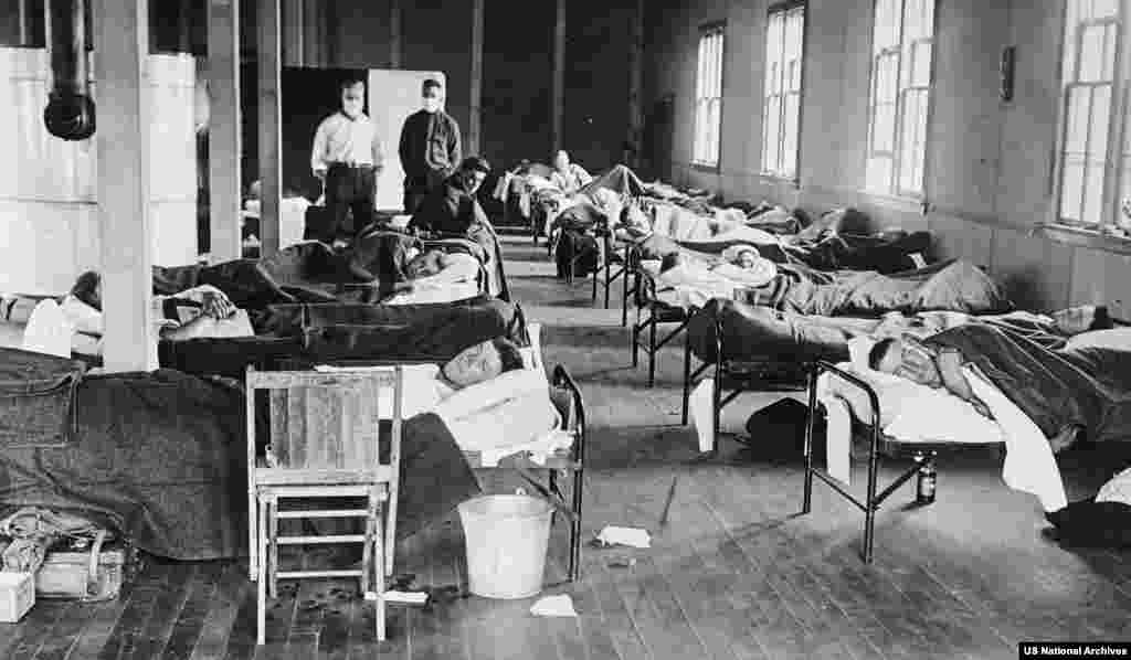 Хлопець, хворий на вірус, лежить у студентському навчальному корпусі в Колорадо, 1918 рік. Кількість смертей у цілому світі коливається від 17 до 100 мільйонів. Згідно з ВООЗ, тоді померло 2-3% інфікованих.