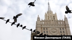 Вигляд на будівлю МЗС Росії з відреставрованим шпилем на Смоленській площі Москви