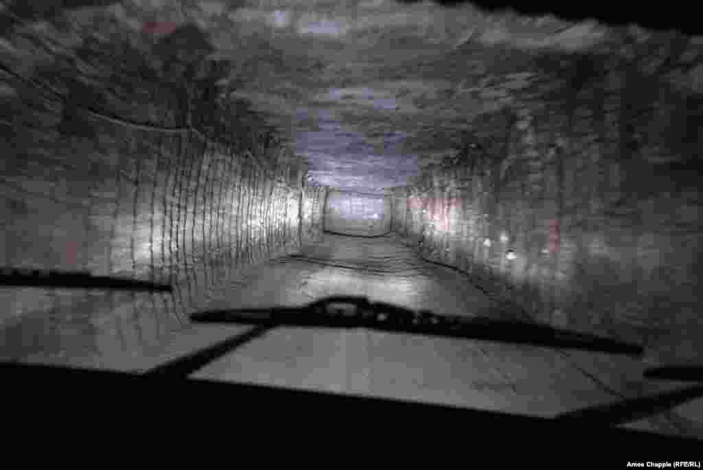 Транспортний тунель усередині шахти. Величезний сольовий пласт під містом Соледар утворився після того, як стародавнє море в цьому регіоні висохло