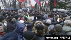 Проросійськи налаштований натовп біля будівлі Верховної Ради АРК, 27 лютого 2014 року