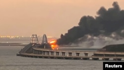 Пожежа на Керченському (Кримському) мосту на світанку в Керченській протоці. Крим, 8 жовтня 2022 року