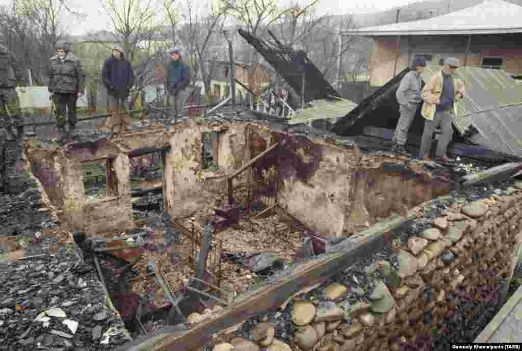 Чоловіки оглядають згорілий будинок у грузинському селі Авневі в Південній Осетії, квітень 1991 року.&nbsp; Велика частина етнічного насильства відбувалася в ізольованих районах, надто небезпечних для кількох журналістів, які висвітлювали конфлікт &nbsp; &nbsp;