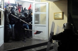 Зіткнення в Греції в 2014 році між поліцією та молоддю, яка захопила Департамент праці у Салоніках