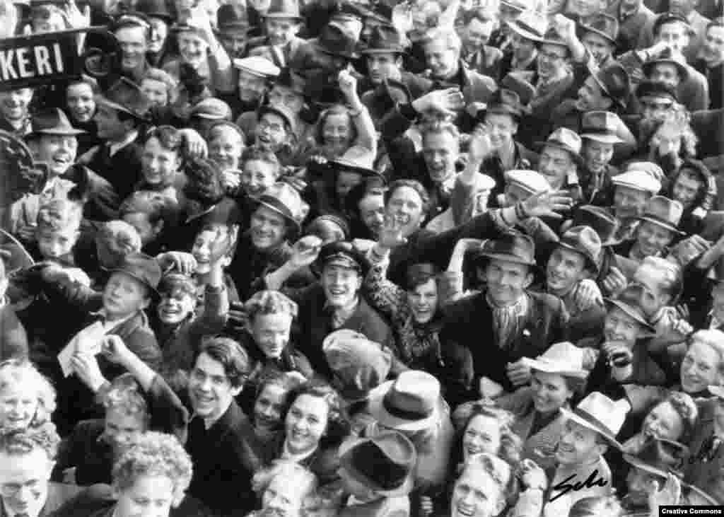 Юрба в Трондхаймі в Норвегії, 8 травня 1945 року. Норвегія пробула під нацистською окупацією п&#39;ять років