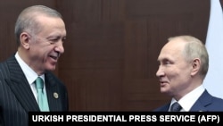 Президент Туреччини Реджеп Тайїп Ердоган (ліворуч) і президент Росії Володимир Путін під час засідання Наради зі взаємодії та зміцнення заходів довіри в Азії. Астана, Казахстан, 13 жовтня 2022 року