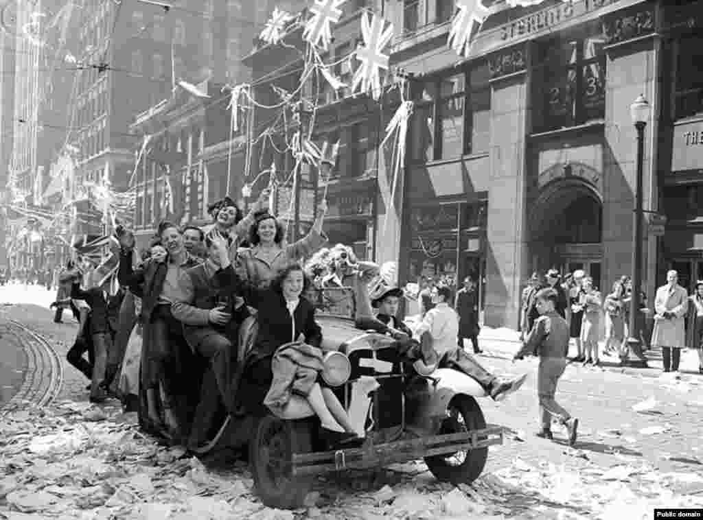 Лондон під час урочистостей з нагоди закінчення війни. Більш ніж 20 тисяч жителів британської столиці загинули під час бомбардувань міста, які розпочалися 7 вересня 1940 року і тривали 57 ночей. Всього у Великій Британії від авіаударів загинуло понад 40 тисяч мирних жителів