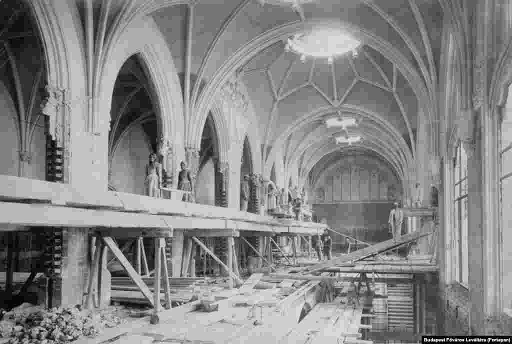 1903 рік. Працівниці під час перерви в перебігу реконструкції будівлі Міністерства фінансів у Будапешті, неподалік Будайського замку