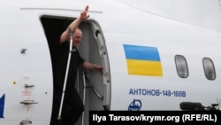 Едем Бекіров виходить з літака, Київ, 7 вересня 2019 року