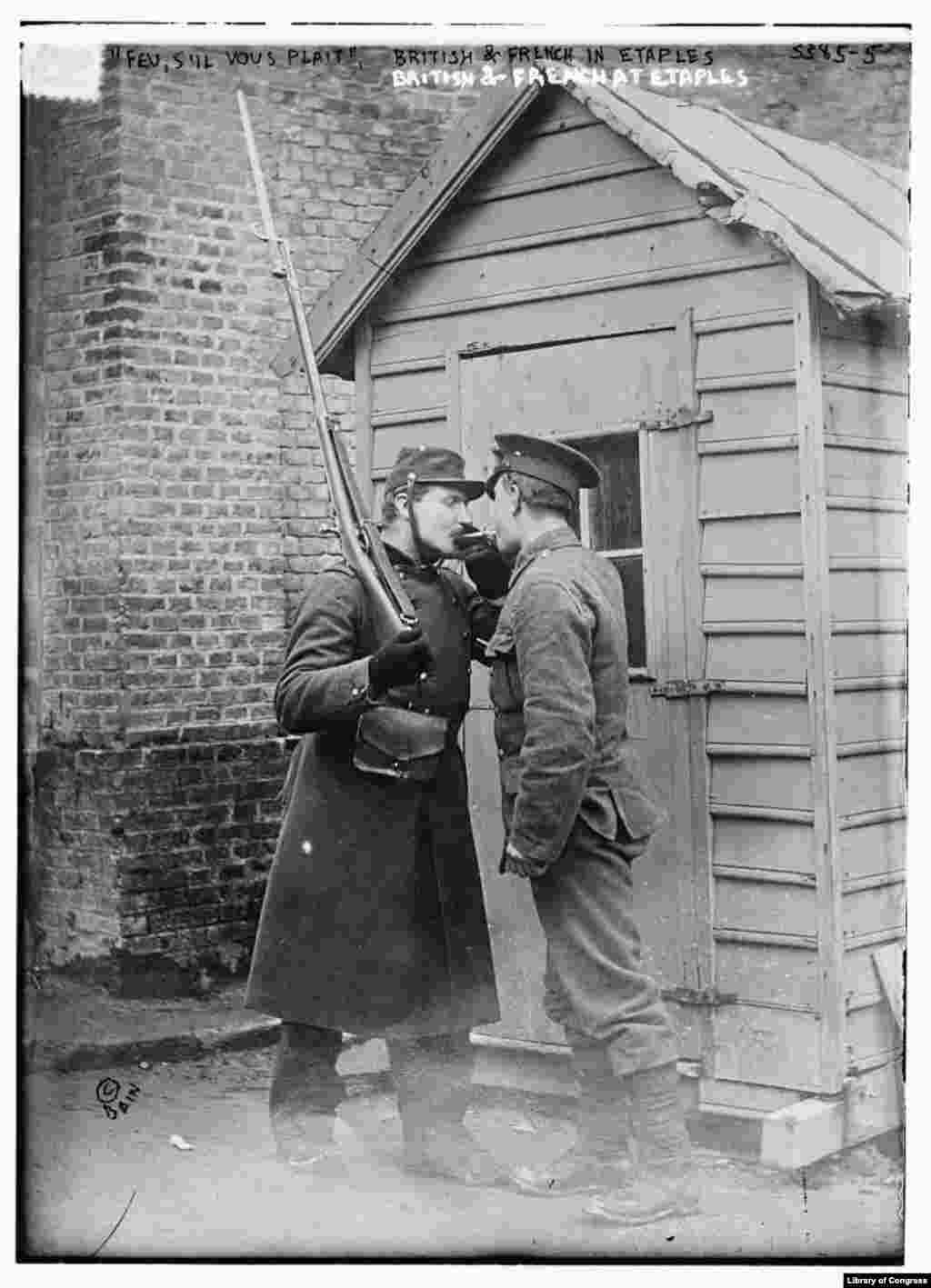 Британський та французький солдати запалюють цигарки в північному місті Франції Етапль на початку Першої світової війни. Хоча щодо джерела штаму грипу, що спустошив світ у 1918-1920 роках, досі сперечаються, багато хто вважає, що пандемія почалася саме у цьому французькому військовому таборі
