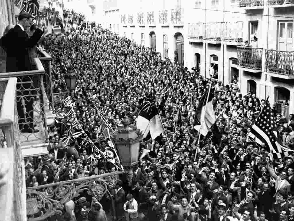 Радісний натовп перед британським і американським посольствами в Лісабоні, 8 травня 1945 року