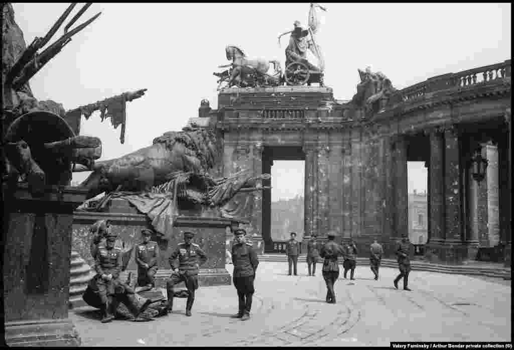 Радянські офіцери біля пам&#39;ятника кайзеру Вільгельму в травні 1945 року. Монумент був знесений комуністичним урядом Східної Німеччини