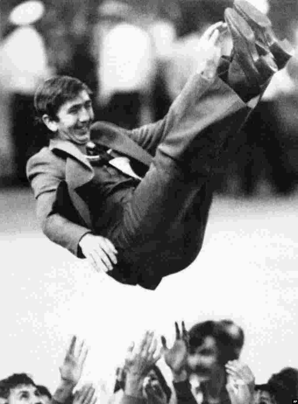 Тренера радянської збірної з волейболу підкидають у повітря після того, як його команда обіграла Болгарію і взяла золото