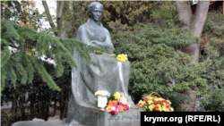 Пам'ятник Лесі Українці у Ялті, Крим, архівне фото