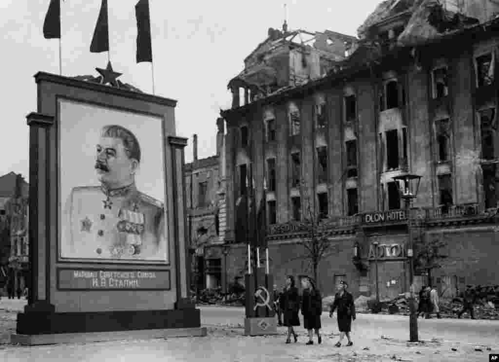 Портрет радянського лідера Йосипа Сталіна в центрі Берліну. Літо 1945 року