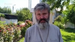 «Церква стояла і стоятиме». Кримчани захищають «культовий» храм ПЦУ в Євпаторії (відео)