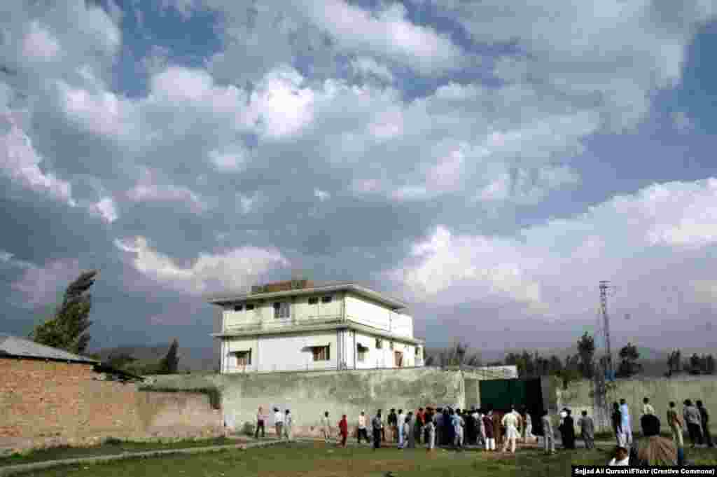 Місцеві жителі збираються навколо резиденції бін Ладена 4 травня 2011 року. &nbsp; Розташування комплексу, в декількох хвилинах ходьби від пакистанської військової бази, викликало підозру, що військові знали про місцезнаходження бін Ладена