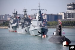Російські військові кораблі під час святкування Дня ВМФ РФ у Новоросійську, 31 липня 2022 року
