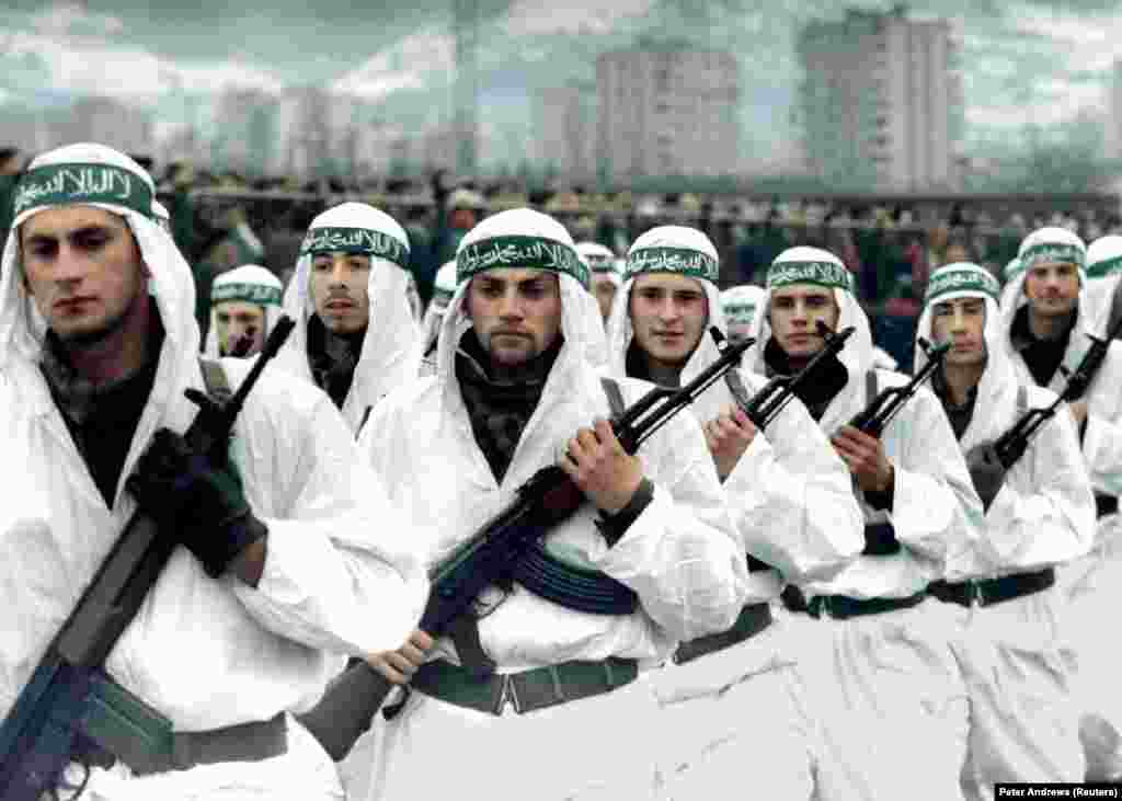 Мусульманська бригада боснійської армії крокує на параді в Зіниці в 1995 році. Також широко поширена думка, що бін Ладен був причетний до того, щоб допомагати іноземним джихадистам битися разом з боснійськими мусульманами під час воєн 1990-х років в колишній Югославії. Іноземні ісламістські бойовики славилися своєю жорстокістю