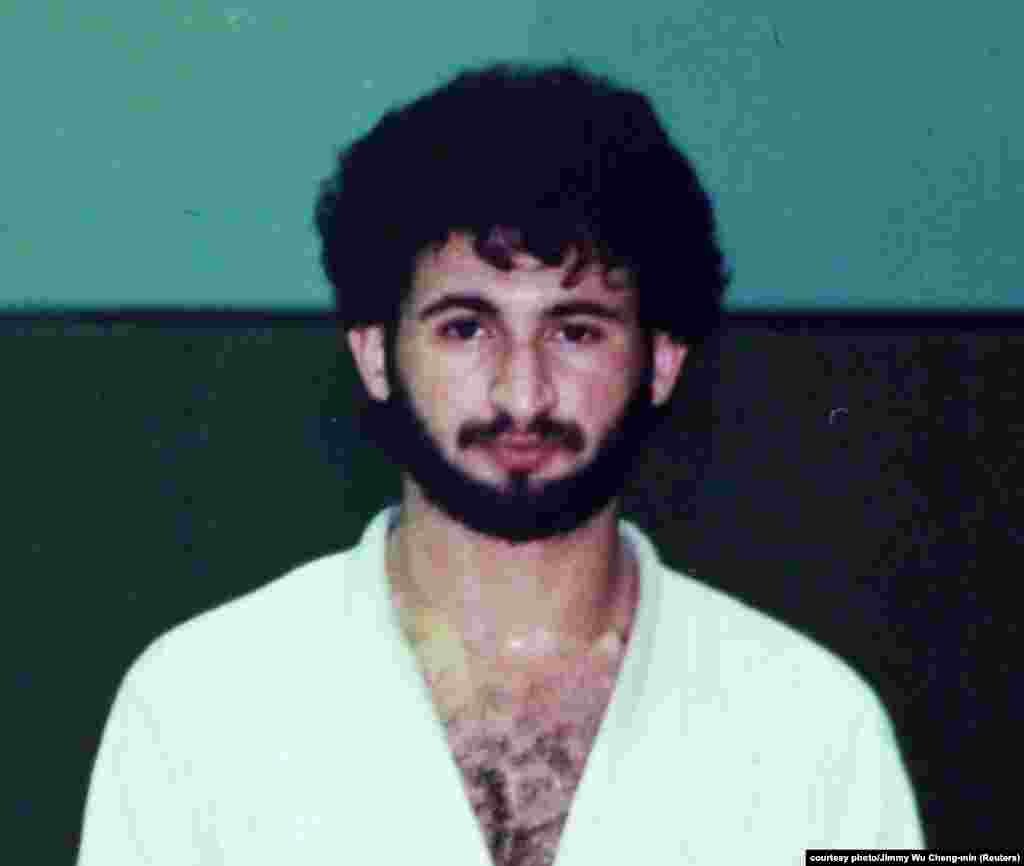 Фотографія, на якій, як вважається, зображений бін Ладен на заняттях з дзюдо в Саудівській Аравії на початку 1980-х років. Бін Ладен був сином мільярдера &ndash; будівельного магната, який мав тісні особисті зв&#39;язки з королівською родиною Саудівської Аравії. Джиммі Ву, інструктор з дзюдо, який поділився цією фотографією з Саудівської Аравії, сказав, що він пам&#39;ятає, як високий студент бойових мистецтв одного разу вилаяв його після того, як дружина Ву увійшла в центр дзюдо, сказавши йому, що там не повинно бути жінок. &laquo;[Бін Ладен] не схвалював [її присутності]&raquo;, &ndash; сказав він