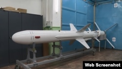 Крилата протикорабельна ракета Р-360 комплексу «Нептун» на заводі в Києві, вересень 2020 року